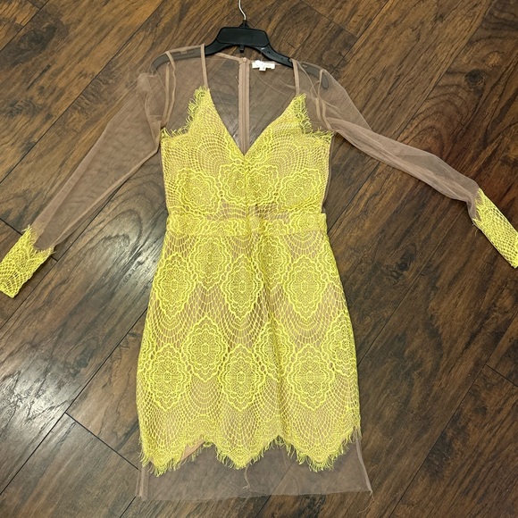 Yellow lace and beige mesh dress - Picture 2 of 3